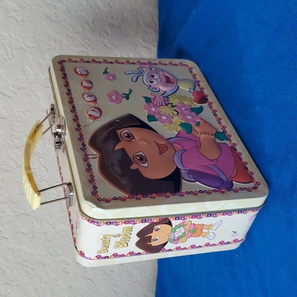 2005 Dora the Explorer tin box metal lunch box Beauty in Bloom - Picture 2 of 8